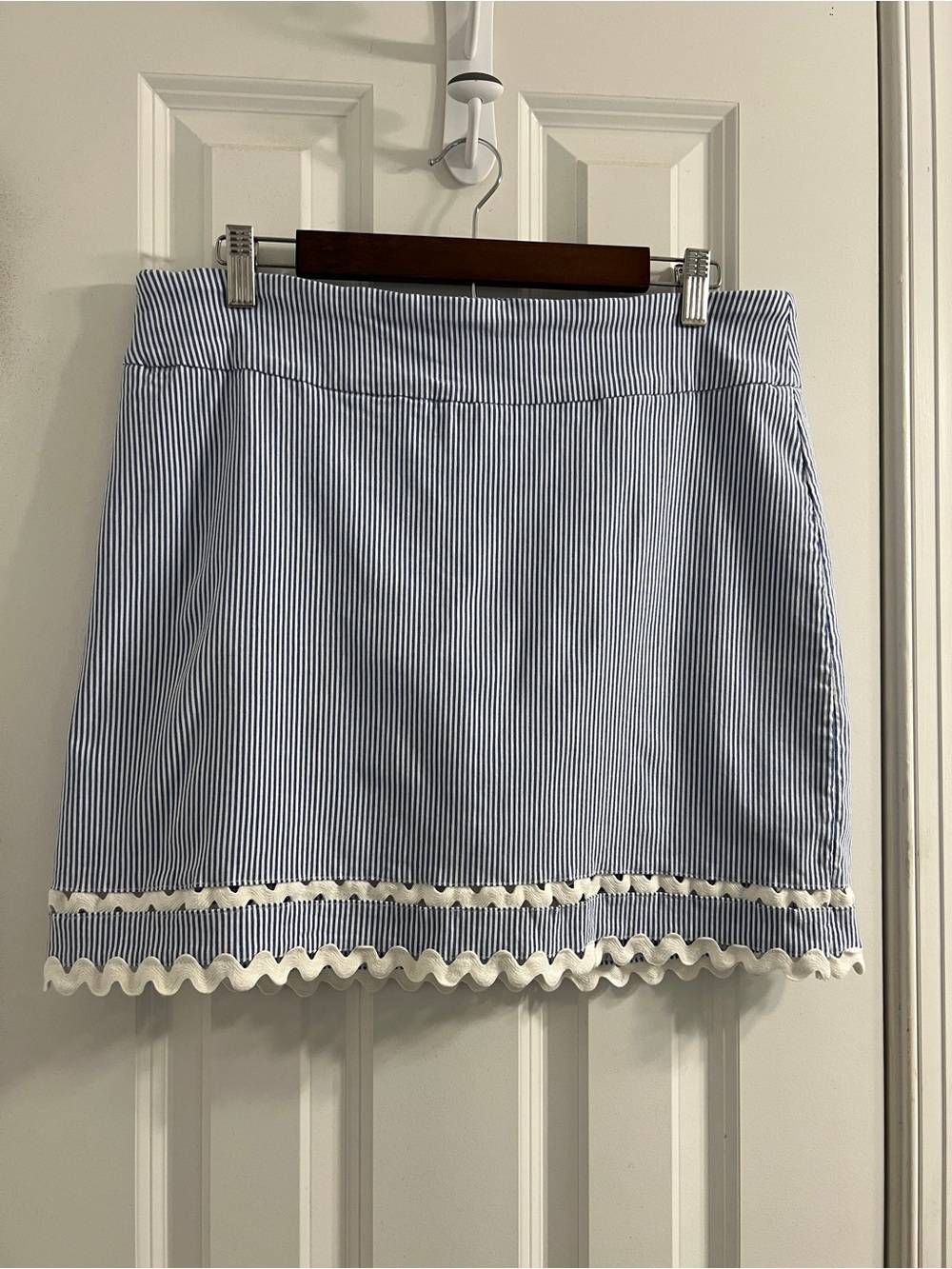 Crown & Ivy Seersucker Coastal Preppy Skirt with white shorts layer. Size 14
